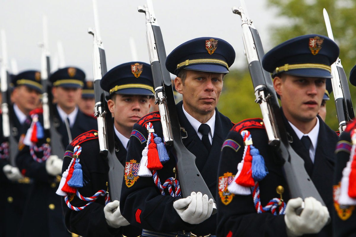 Za prezidenta Václava Havla navrhoval i uniformy Hradní stráže.