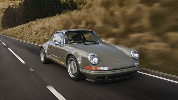 Theon Design, britský konkurent Singeru, se pochlubil dalším nádherným Porsche 911