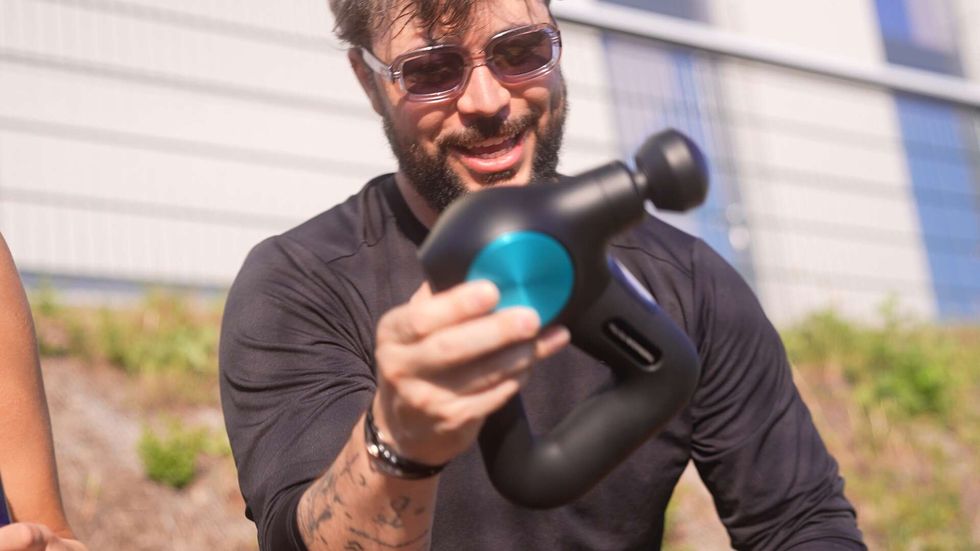 Theragun PRO Plus působí jako malá osobní regenerační stanice