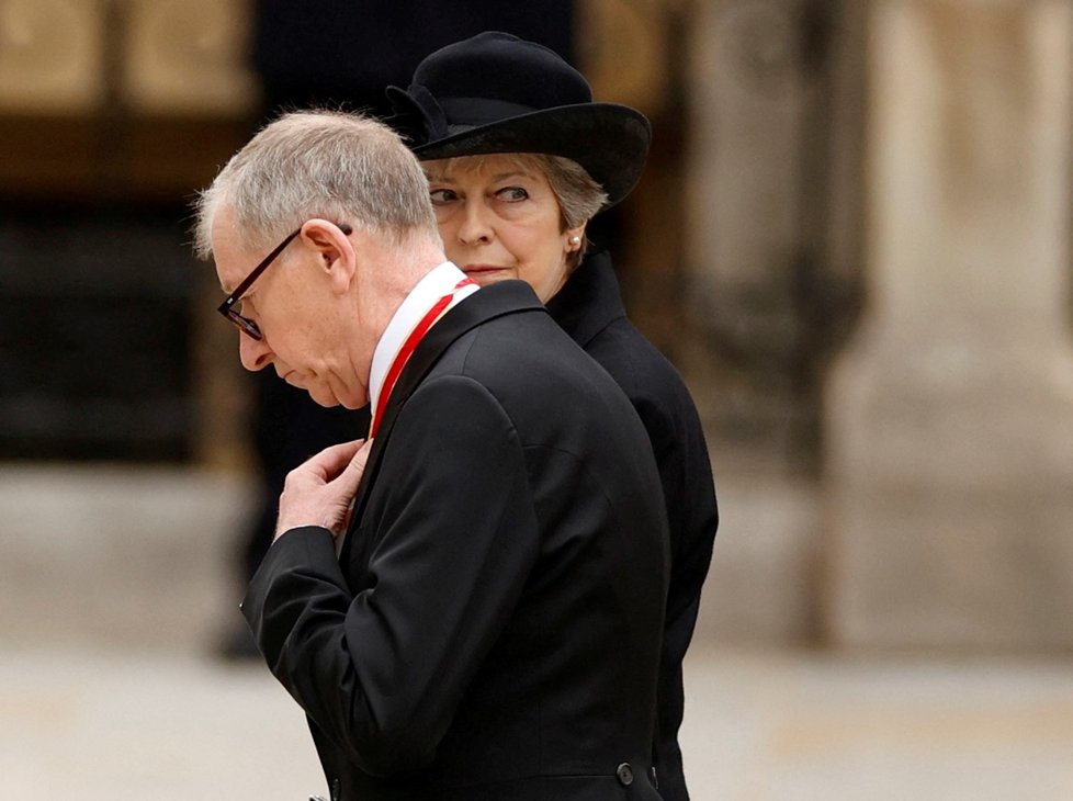 Theresa May s manželem přišli vzdát úctu  královně Alžbětě