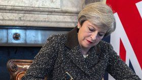 Britská premiérka Theresa May připojuje svůj podpis. Teď je brexit oficiální.