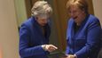 Britská premiérka Theresa Mayová a německá kancléřka Angela Merkelová přijely na mimořádný summit EU perfektně sladěné do modra, (10.04.2019).