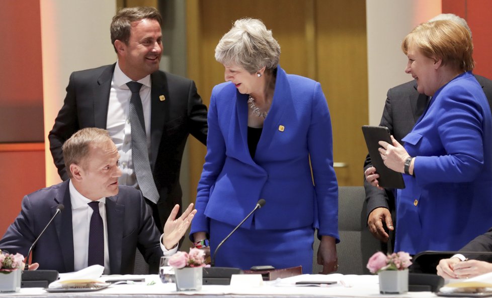 Britská premiérka Theresa Mayová a německá kancléřka Angela Merkelová přijely na mimořádný summit EU perfektně sladěné do modra, (10.04.2019).