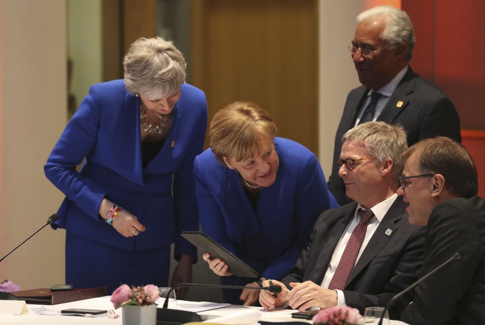 Britská premiérka Theresa Mayová a německá kancléřka Angela Merkelová přijely na mimořádný summit EU perfektně sladěné do modra, (10.04.2019).