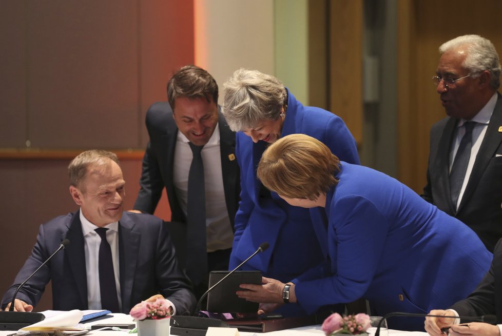Britská premiérka Theresa Mayová a německá kancléřka Angela Merkelová přijely na mimořádný summit EU perfektně sladěné do modra, (10.04.2019).