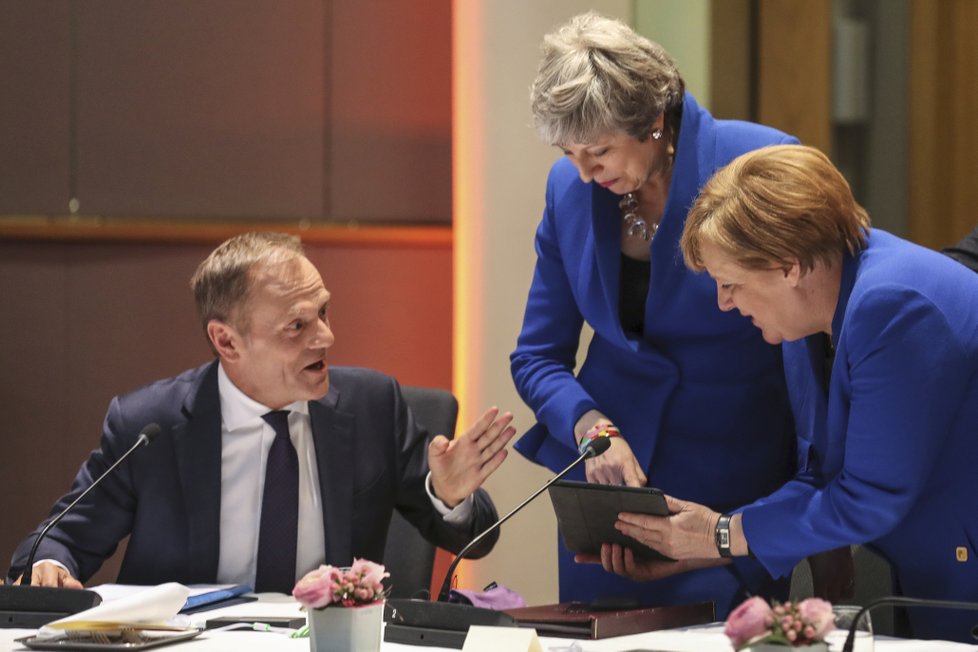 Britská premiérka Theresa Mayová a německá kancléřka Angela Merkelová přijely na mimořádný summit EU perfektně sladěné do modra, (10.04.2019).