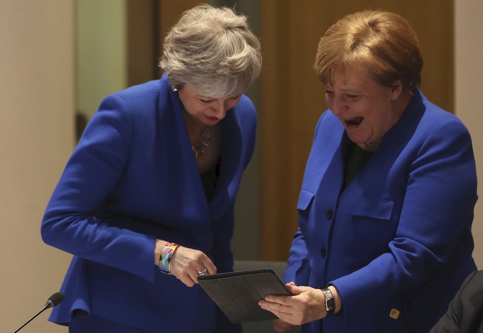 Britská premiérka Theresa Mayová a německá kancléřka Angela Merkelová přijely na mimořádný summit EU perfektně sladěné do modra, (10.04.2019).