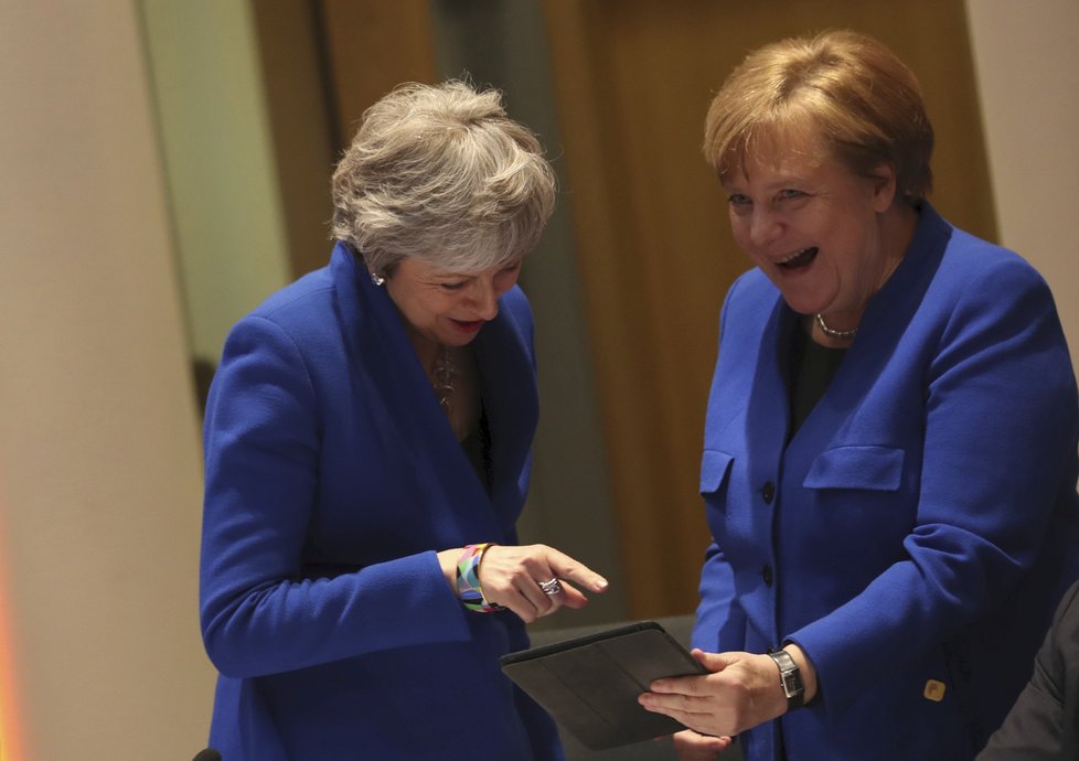 Britská premiérka Theresa Mayová a německá kancléřka Angela Merkelová přijely na mimořádný summit EU perfektně sladěné do modra, (10. 04. 2019).