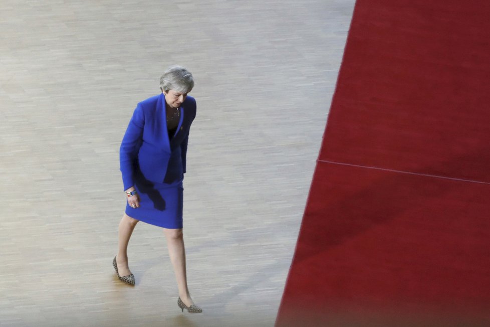 Britská premiérka Theresa Mayová a německá kancléřka Angela Merkelová přijely na mimořádný summit EU perfektně sladěné do modra, (10. 04. 2019).