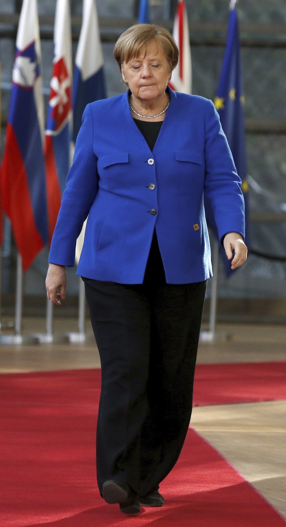 Britská premiérka Theresa Mayová a německá kancléřka Angela Merkelová přijely na mimořádný summit EU perfektně sladěné do modra, (10.04.2019).