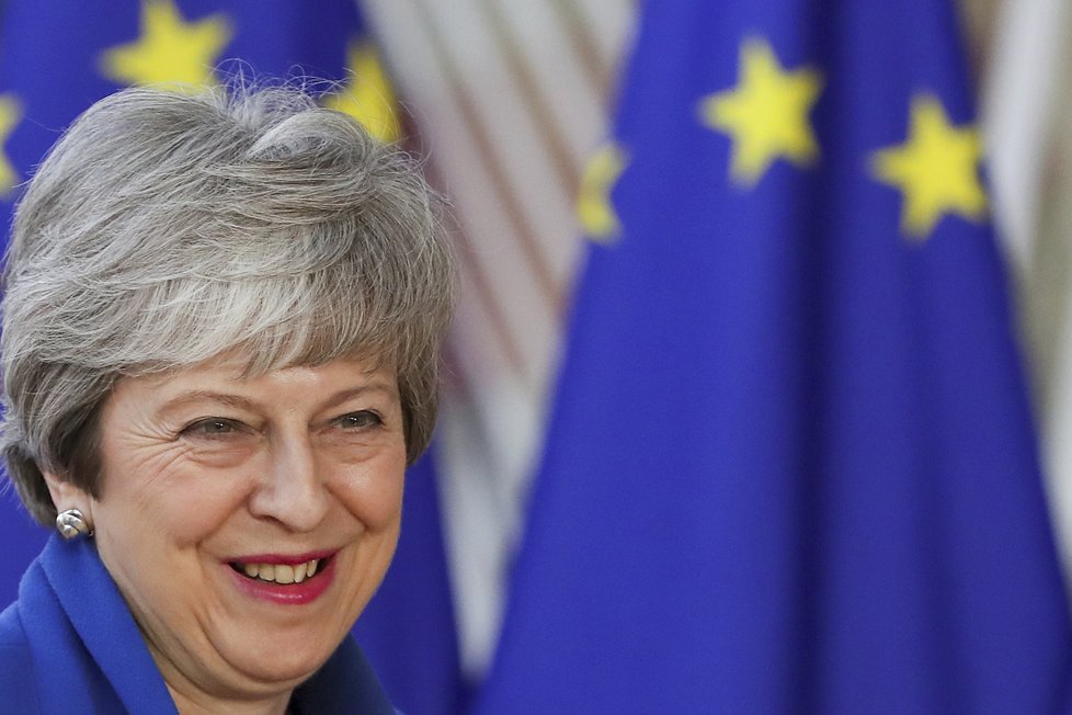 Britská premiérka Theresa Mayová a německá kancléřka Angela Merkelová přijely na mimořádný summit EU perfektně sladěné do modra, (10.04.2019).