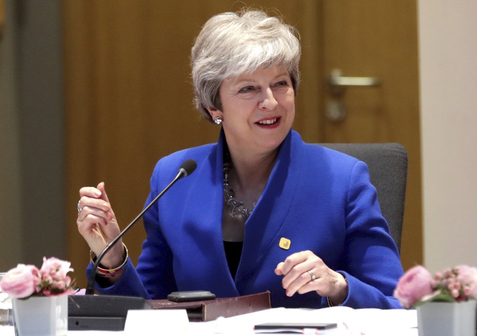 Britská premiérka Theresa Mayová a německá kancléřka Angela Merkelová přijely na mimořádný summit EU perfektně sladěné do modra, (10. 04. 2019).