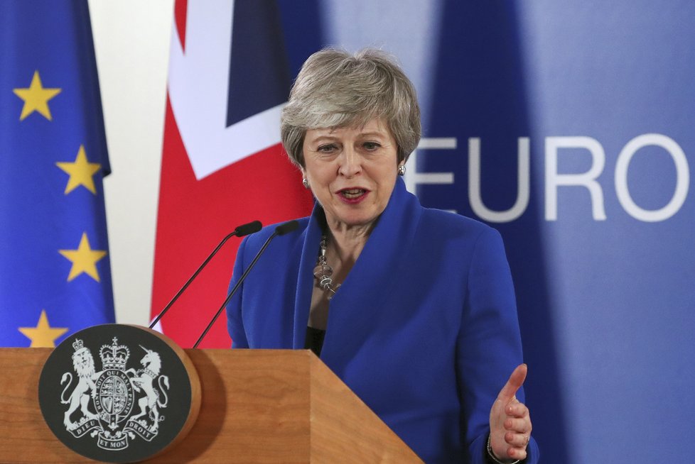 Britská premiérka Theresa Mayová a německá kancléřka Angela Merkelová přijely na mimořádný summit EU perfektně sladěné do modra, (10.04.2019).