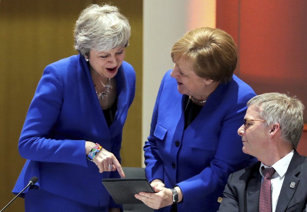 Britská premiérka Theresa Mayová a německá kancléřka Angela Merkelová přijely na mimořádný summit EU perfektně sladěné do modra, (10. 04. 2019).