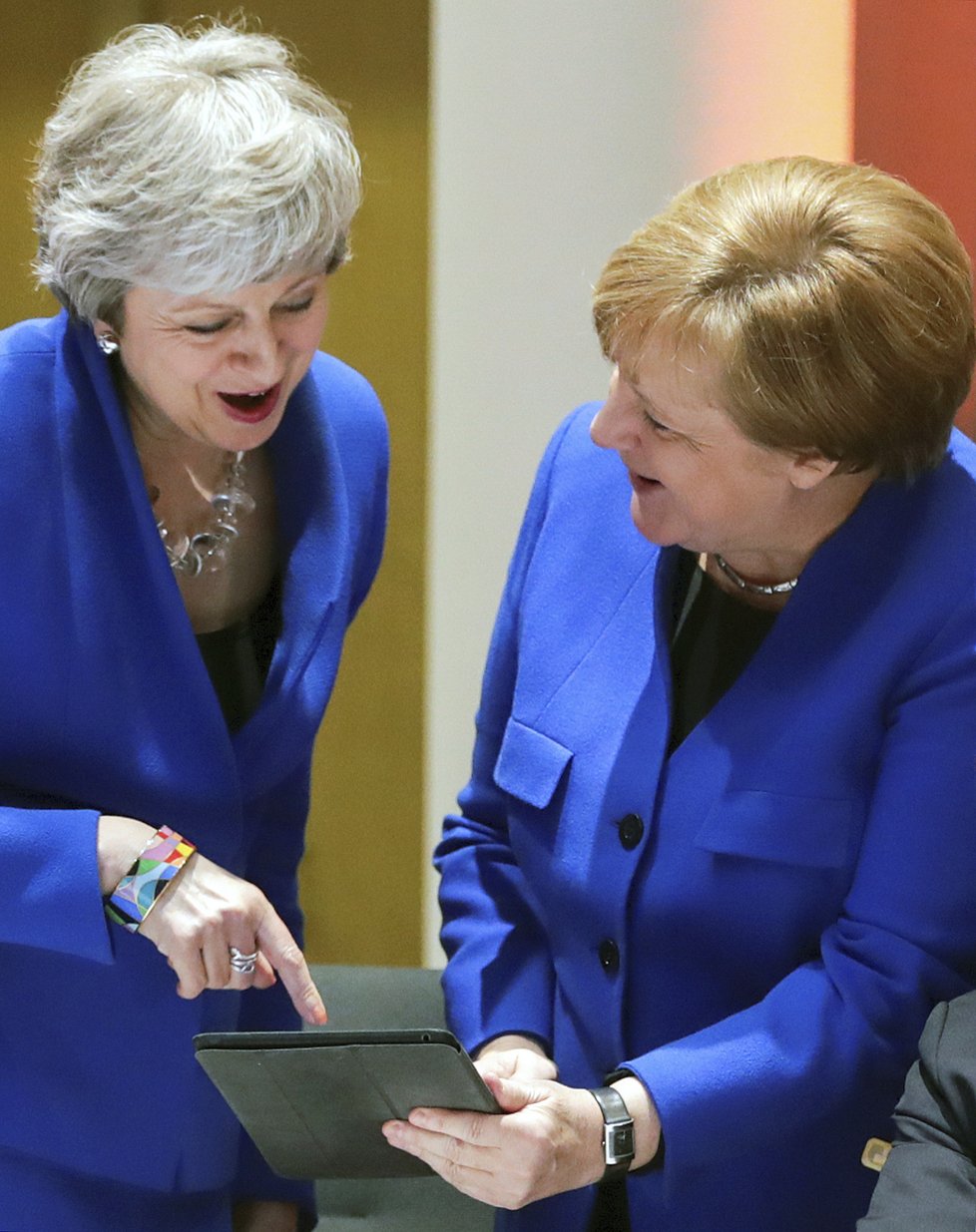 Britská premiérka Theresa Mayová a německá kancléřka Angela Merkelová přijely na mimořádný summit EU perfektně sladěné do modra, (10.04.2019).