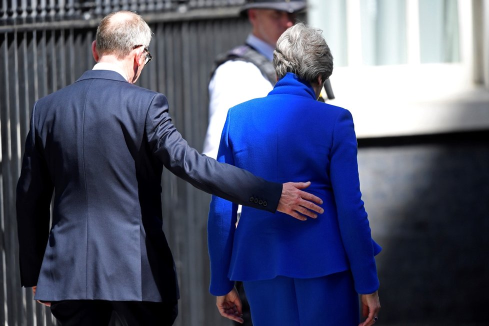 Britská premiérka Mayová podala demisi do rukou královny Alžběty II. Premiérský úřad vzápětí převezme Boris Johnson, jeho úkolem bude dovršit brexit (24. 7. 2019)