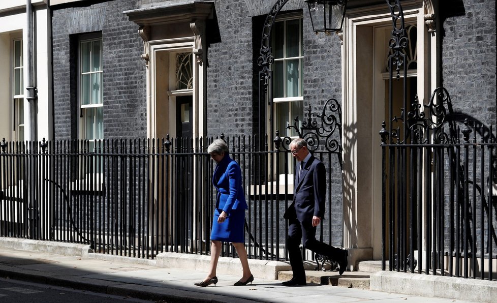 Britská premiérka Mayová podala demisi do rukou královny Alžběty II. Premiérský úřad vzápětí převezme Boris Johnson, jeho úkolem bude dovršit brexit (24. 7. 2019)