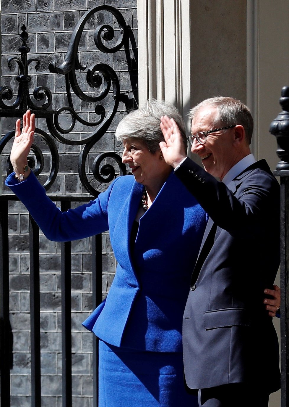 Britská premiérka Mayová podala demisi do rukou královny Alžběty II. Premiérský úřad vzápětí převezme Boris Johnson, jeho úkolem bude dovršit brexit (24. 7. 2019)