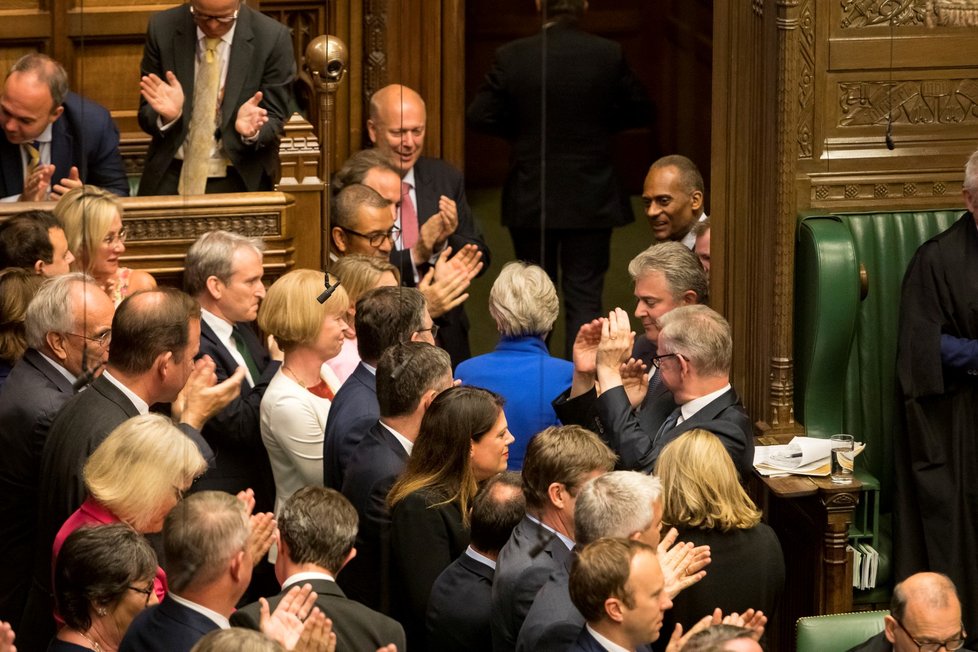 Britská premiérka Mayová podala demisi do rukou královny Alžběty II. Premiérský úřad vzápětí převezme Boris Johnson, jeho úkolem bude dovršit brexit (24. 7. 2019)