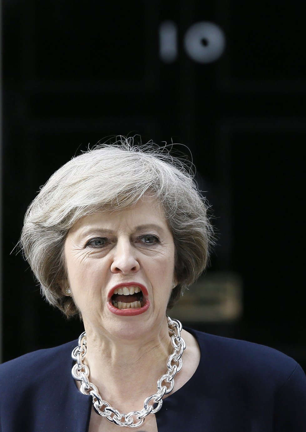 Nová britská premiérka: Klidně bych shodila atomovku na civilisty.