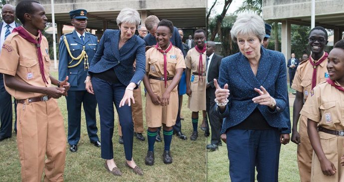 Britská premiérka Theresa Mayová si během návštěvy Keni zatancovala se skauty.