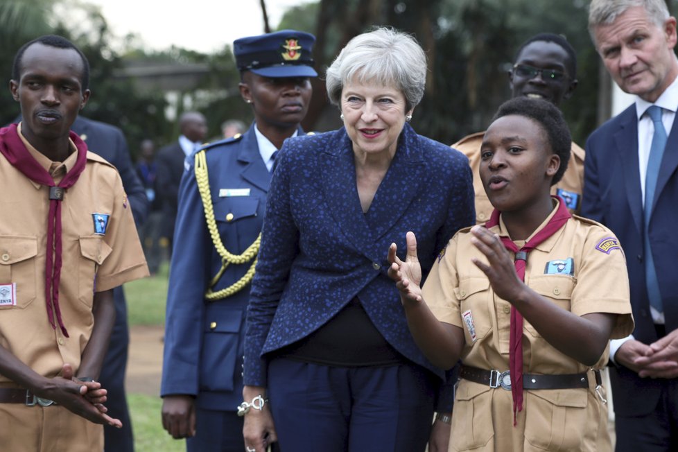 Britská premiérka Theresa Mayová si během návštěvy Keni zatancovala se skauty.