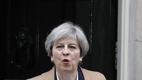 Britská premiérka Theresa Mayová vychází ze svého sídla a odjíždí do sněmovny oznámit, že aktivovala článek 50 lisabonské smlouvy. Oficiálně tak začal brexit.