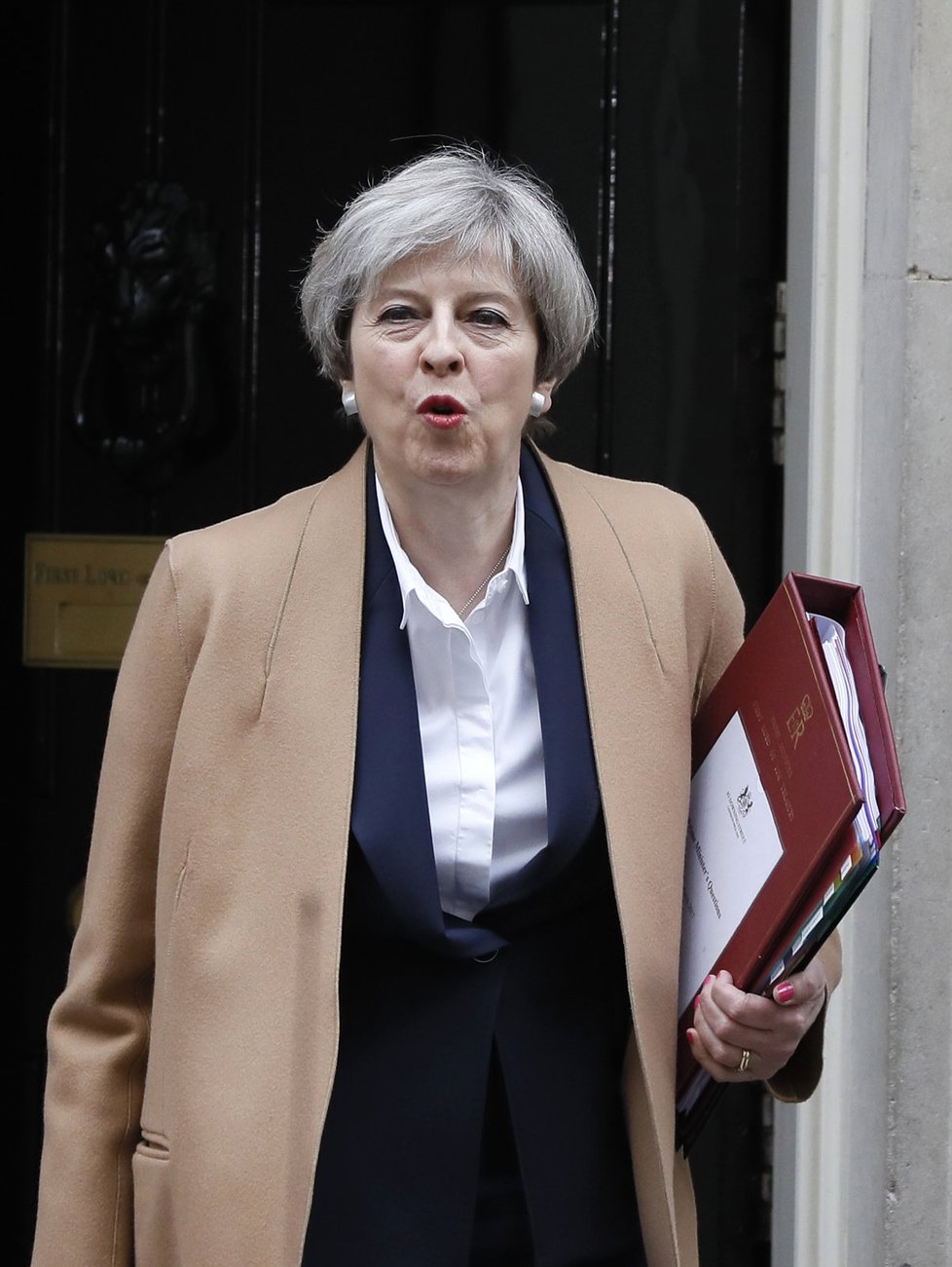 Britská premiérka Theresa Mayová vychází ze svého sídla a odjíždí do sněmovny oznámit, že aktivovala článek 50 Lisabonské smlouvy. Oficiálně tak začal brexit.