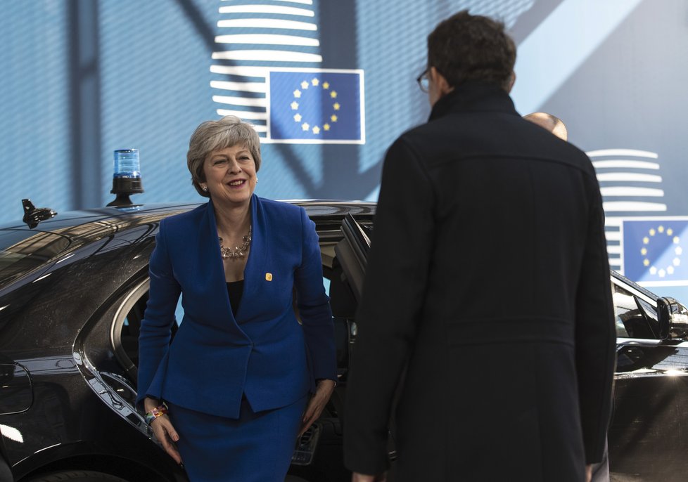 Ta na kterou se čeká. Britská premiérka Theresa Mayová přijela řešit do Bruselu potíže s Brexitem. Původní termín 29. března Britové nestihli. Nestihnou asi ani 12. duben. Lídři EU se proto sjeli do Bruselu kvůli novým návrhům. (10. 4. 2019)