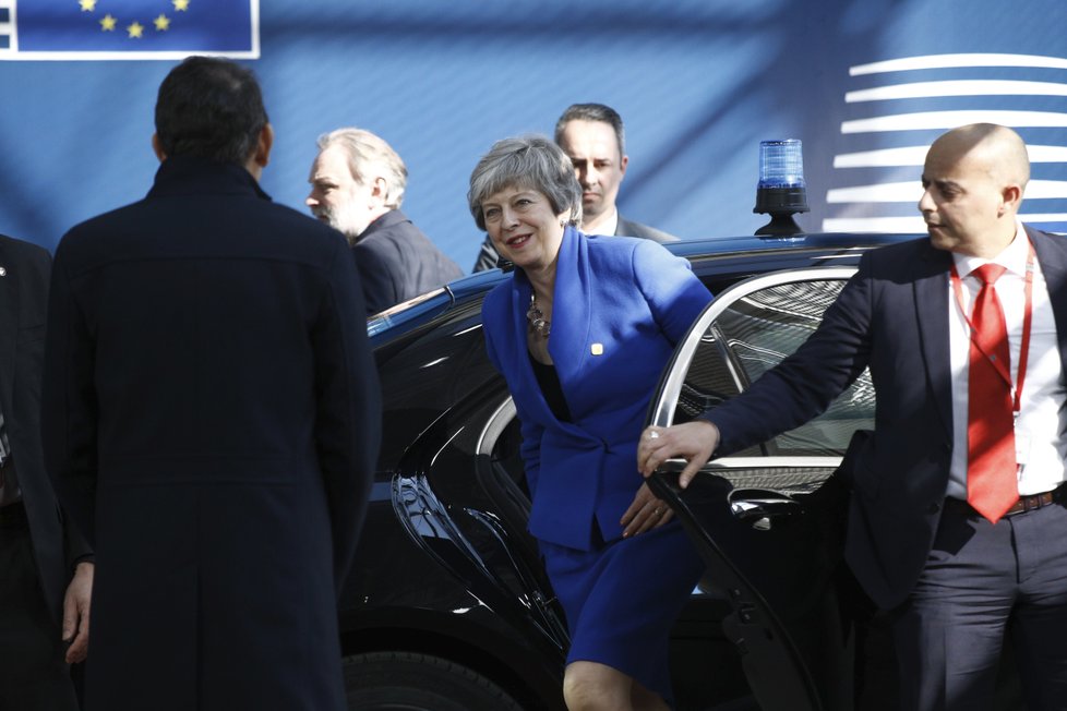 Ta na kterou se čeká. Britská premiérka Theresa Mayová přijela řešit do Bruselu potíže s Brexitem. Původní termín 29. března Britové nestihli. Nestihnou asi ani 12. duben. Lídři EU se proto sjeli do Bruselu kvůli novým návrhům. (10. 4. 2019)