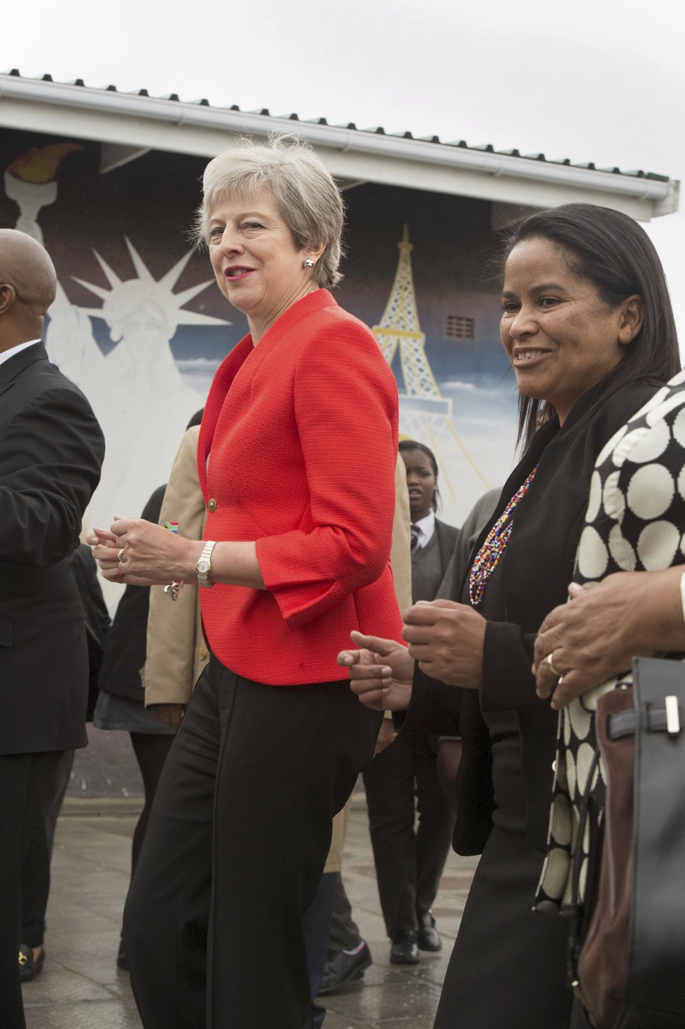 Britská premiérka si v Africe zatančila se školáky, doma se ale její tanec nelíbil.