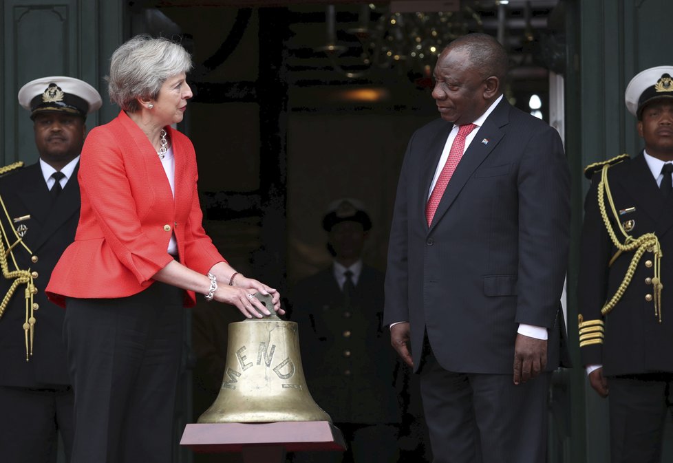 Britská premiérka Mayová vyrazila na cestu do Afriky, jedná o pobrexitovém partnerství, (28.09.2018). Na snímku s prezidentem Jihofrické republiky  Cyrilem Ramaphosou.