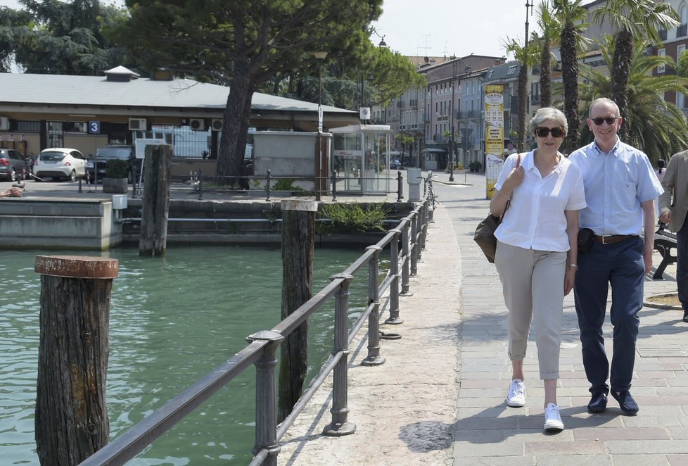 Theresa Mayová a její manžel Philip svou dovolenou strávili v oblíbené turistické destinaci, italském městě Desenzano del Garda.