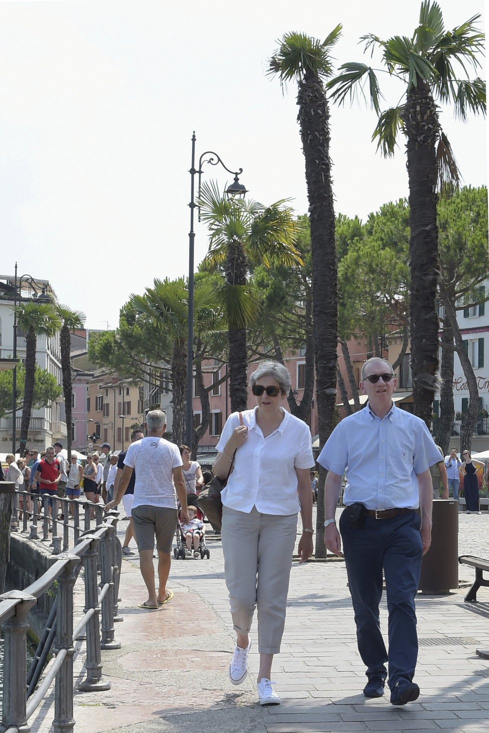 Theresa Mayová a její manžel Philip svou dovolenou strávili v oblíbené turistické destinaci, italském městě Desenzano del Garda.