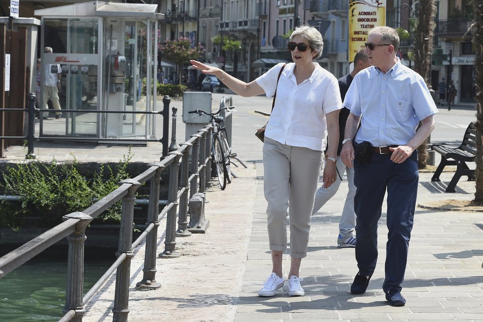 Theresa Mayová a její manžel Philip svou dovolenou strávili v oblíbené turistické destinaci, italském městě Desenzano del Garda.