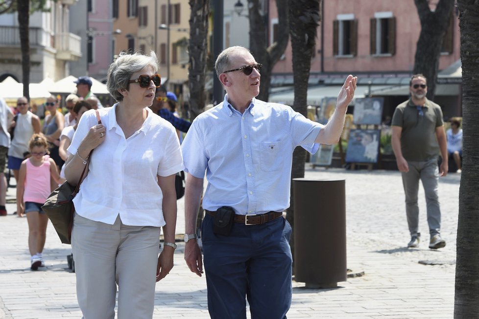 Theresa Mayová a její manžel Philip svou dovolenou strávili v oblíbené turistické destinaci, italském městě Desenzano del Garda.