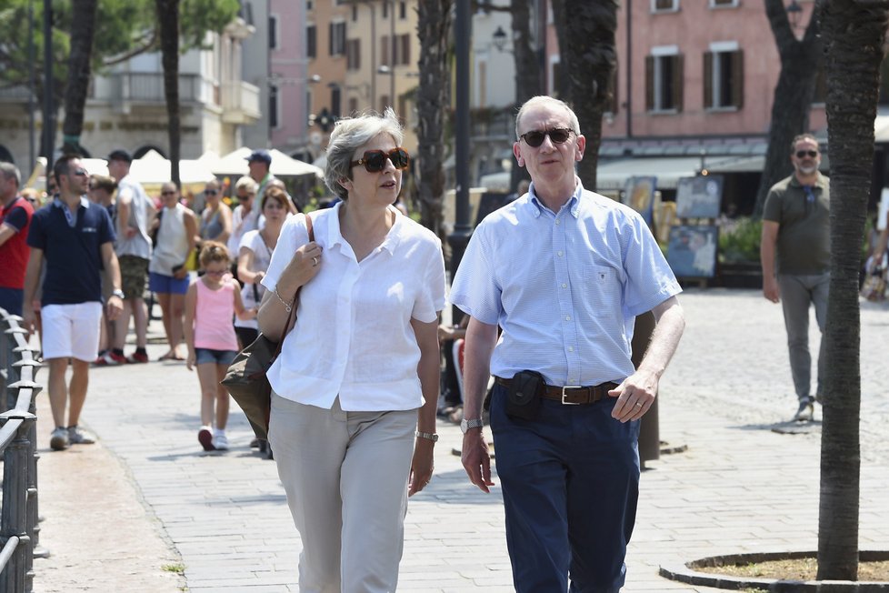 Theresa Mayová a její manžel Philip svou dovolenou strávili v oblíbené turistické destinaci, italském městě Desenzano del Garda.