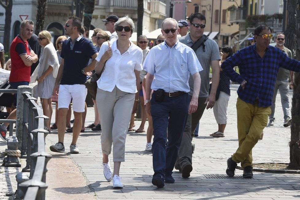 Theresa Mayová a její manžel Philip svou dovolenou strávili v oblíbené turistické destinaci, italském městě Desenzano del Garda.