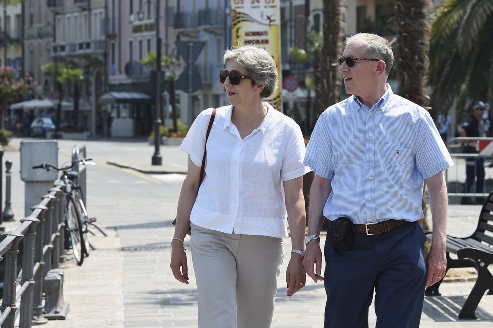 Theresa Mayová a její manžel Philip svou dovolenou strávili v oblíbené turistické destinaci, italském městě Desenzano del Garda.