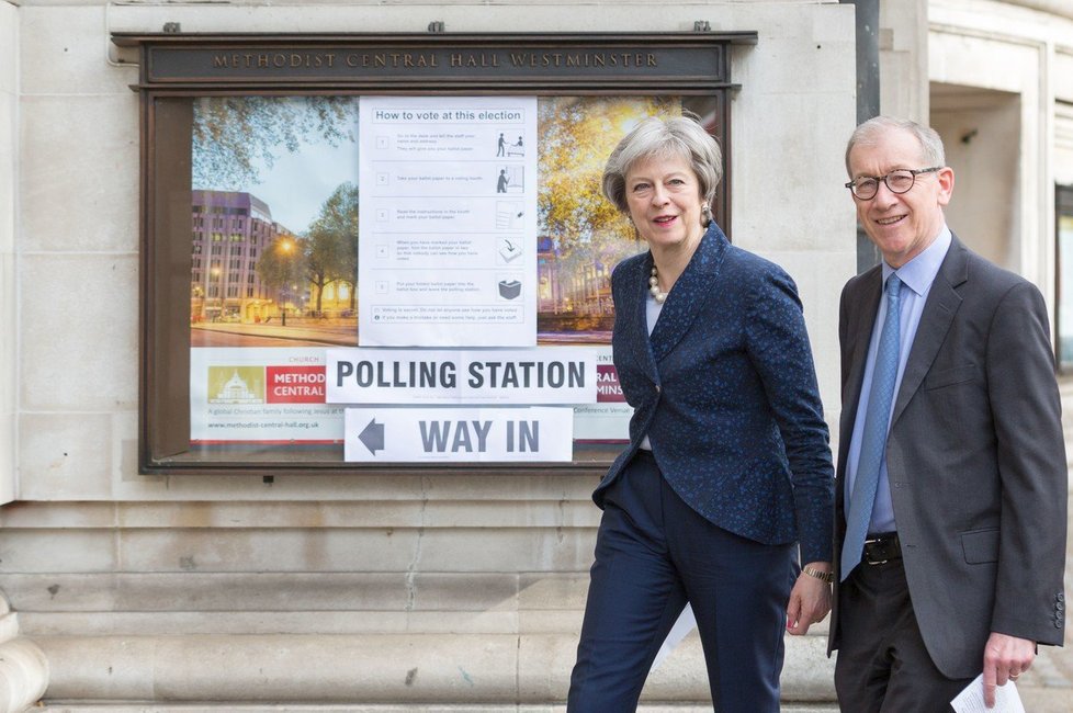 Britská premiérka Theresa Mayová s manželem Philipem