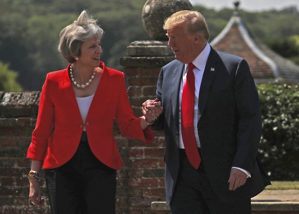 Britská premiérka Mayová se vodila za ruku s Donaldem Trumpem.