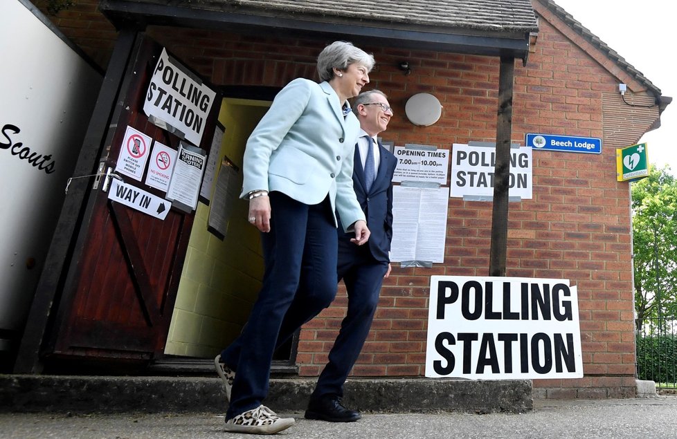 Britská ministerská předsedkyně Theresa Mayová s manželem Philipem u voleb do Evropského parlamentu