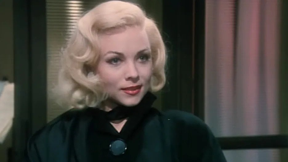 Theresa Russell ve filmu Insignificance jako Marilyn Monroe