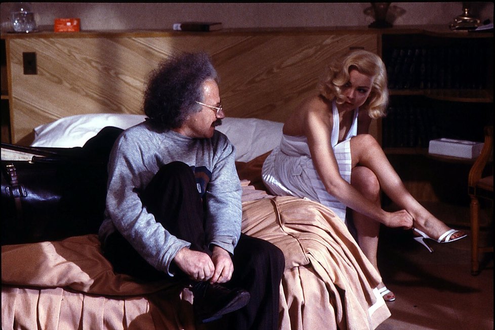 Theresa Russell ve filmu Insignificance (1985) jako Marilyn Monroe