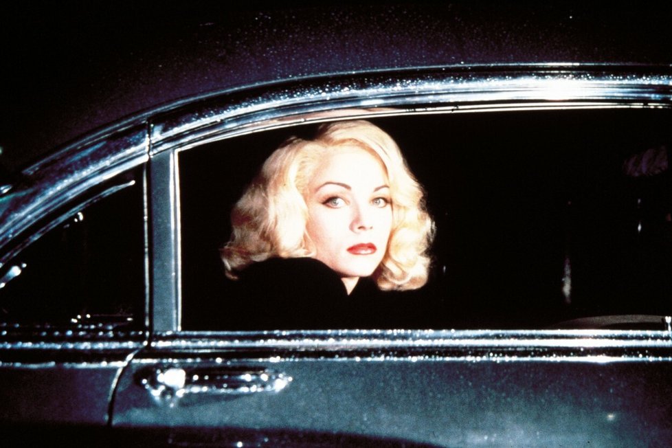 Theresa Russell ve filmu Insignificance (1985) jako Marilyn Monroe