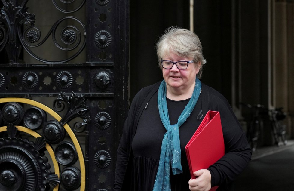 Vicepremiérka a ministryně zdravotnictví Therese Coffey před Downing Street 10.