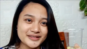 Youtube Thess z Filipín ve videu ukázala, jak si na akné dává vlastní moč.