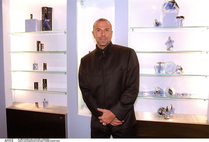 Thierry Mugler v roce 1999. Jeho parfém Angel dodnes patří k nejprodávanějším a nejrozporuplnějším vúním na světě