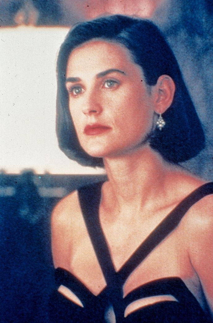 Demi Moore ve filmu Neslušný návrh (1993). Šaty od Thierry Muglera se staly dobovou senzací