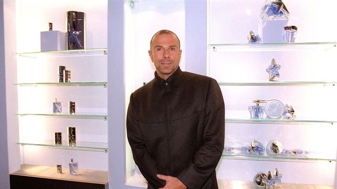 Thierry Mugler v roce 1999. Jeho parfém Angel dodnes patří k nejprodávanějším a nejrozporuplnějším vúním na světě